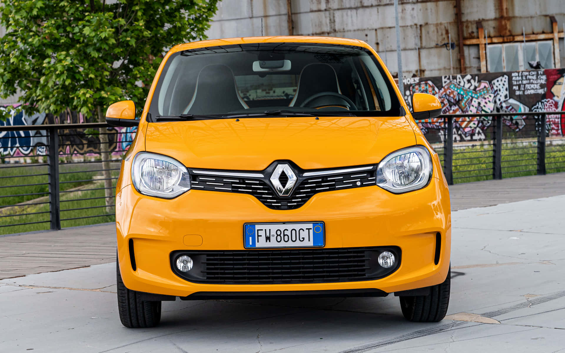 Gele Renault Twingo Vooraanzicht Achtergrond