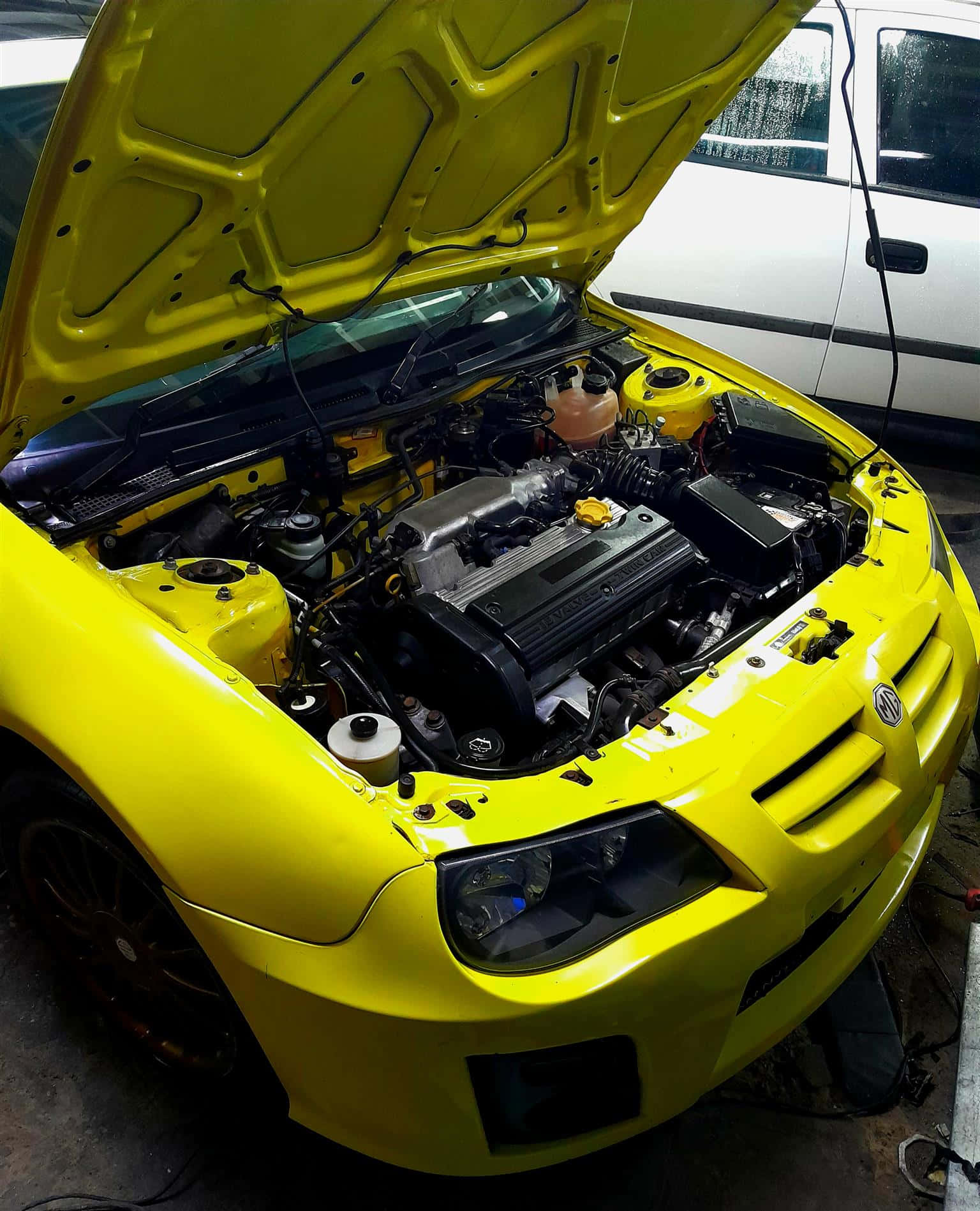 Voiture De Sport Jaune Compartiment Moteur Fond d'écran