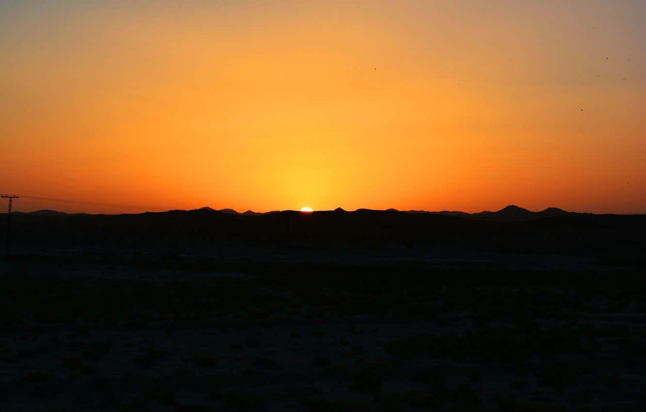 Tranquiele Gele Zonsondergang Over De Horizon Achtergrond