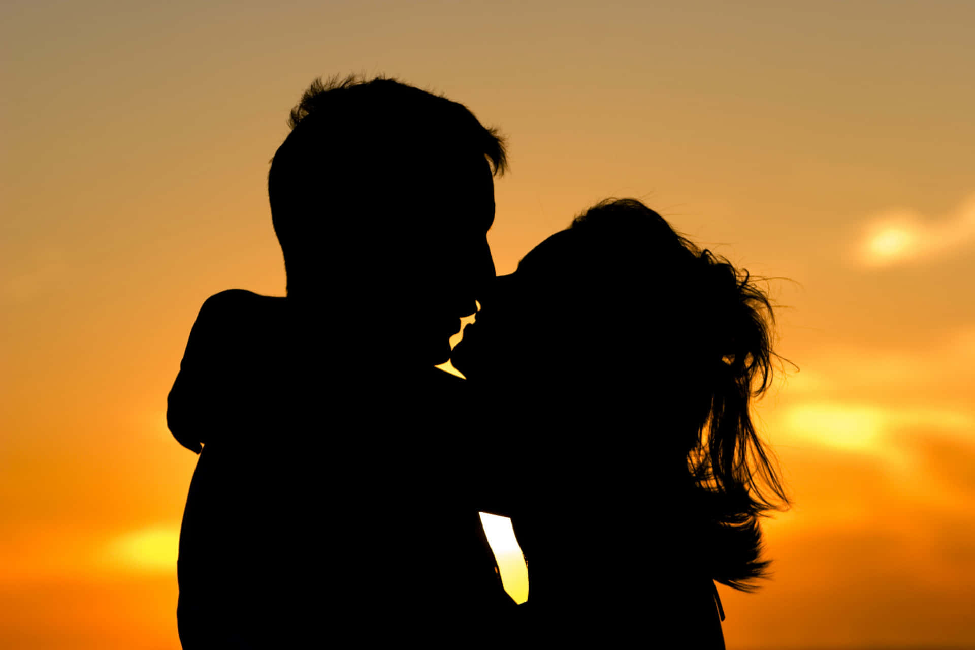 Papelde Parede De Computador Ou Celular: Casal Beijando Ao Pôr Do Sol Amarelo. Papel de Parede