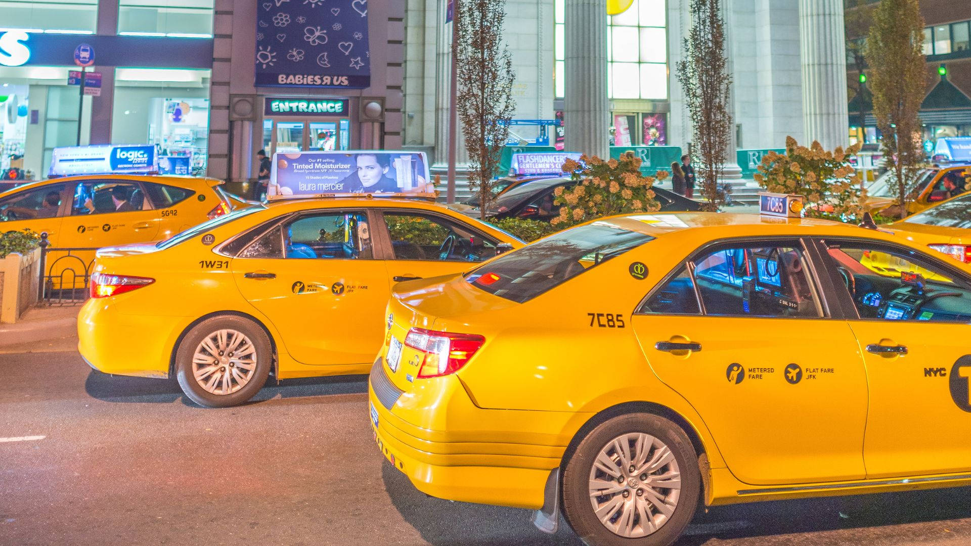 Gul Taxi Cab Foran Mall Wallpaper