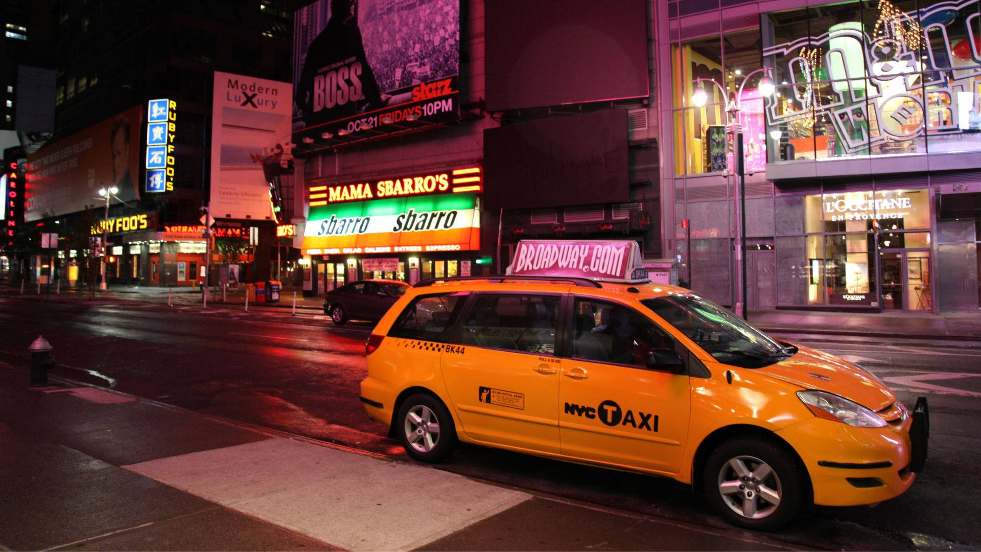 Parcheggiodi Taxi Gialli Nella Città Di Notte. Sfondo