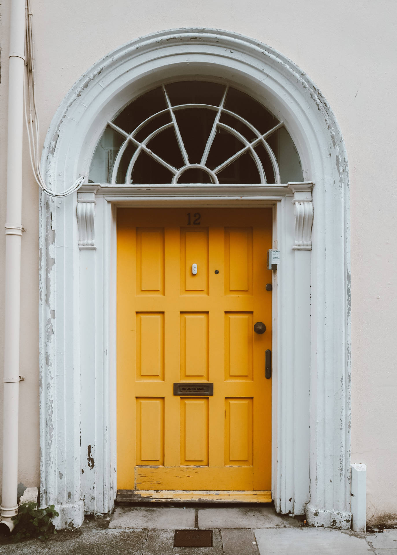 Yellow Vintage Aesthetic Door Design Wallpaper