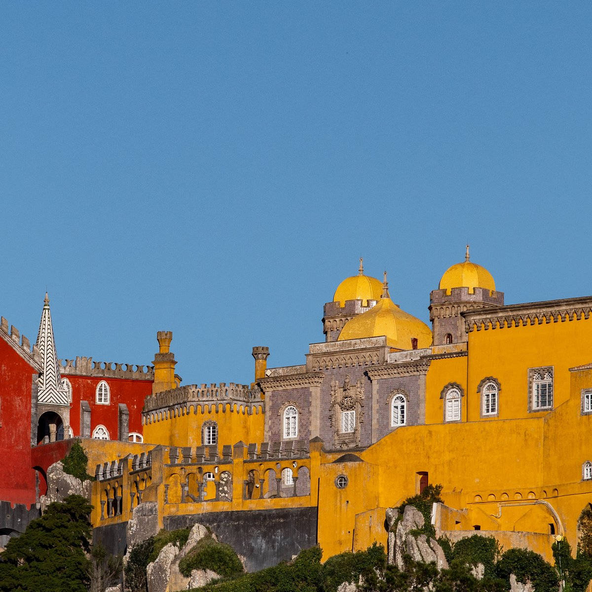 Gelbewände Des Pena-palastes In Sintra Wallpaper