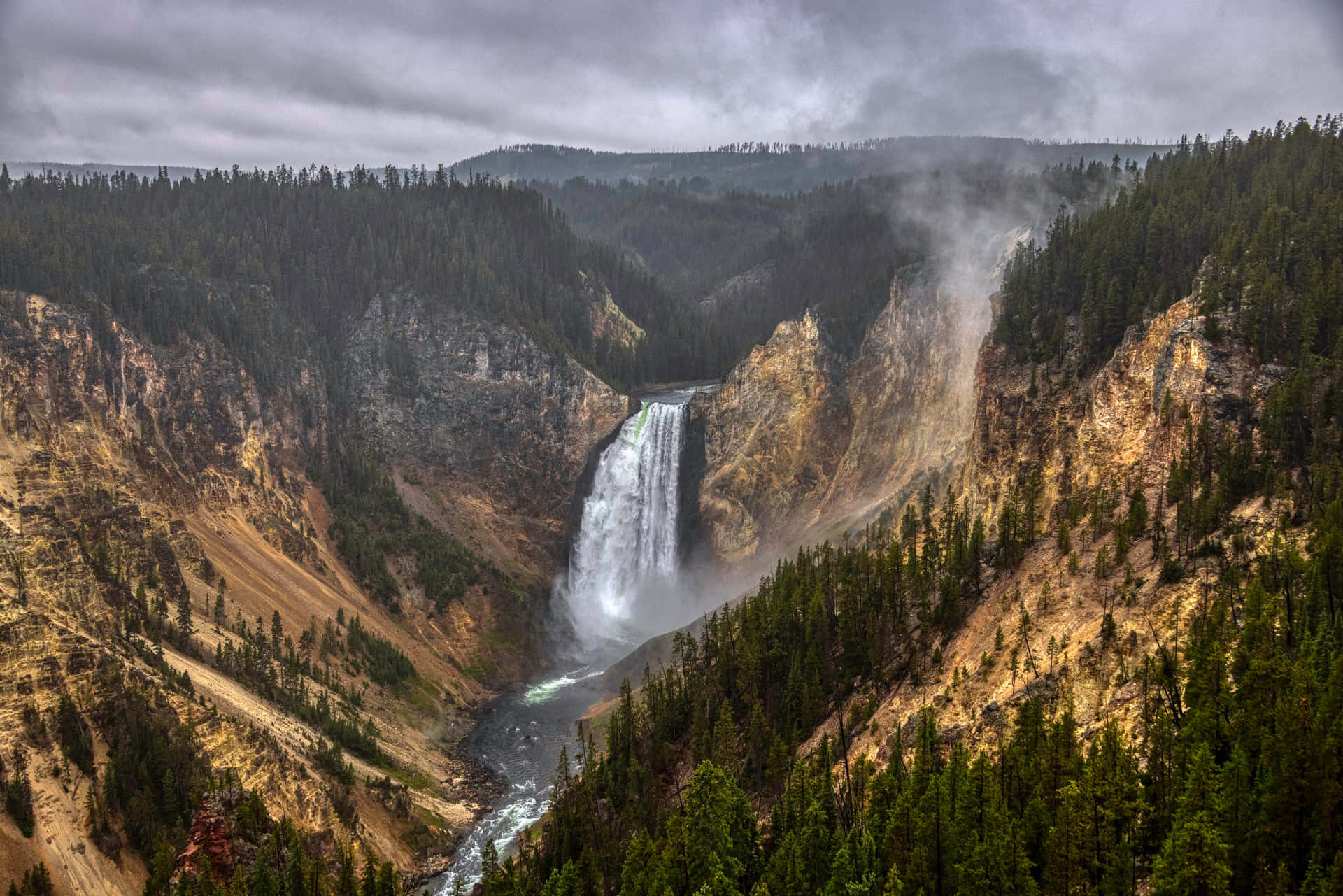 Rilassatie Ammira La Grandiosità Del Parco Nazionale Di Yellowstone Sfondo