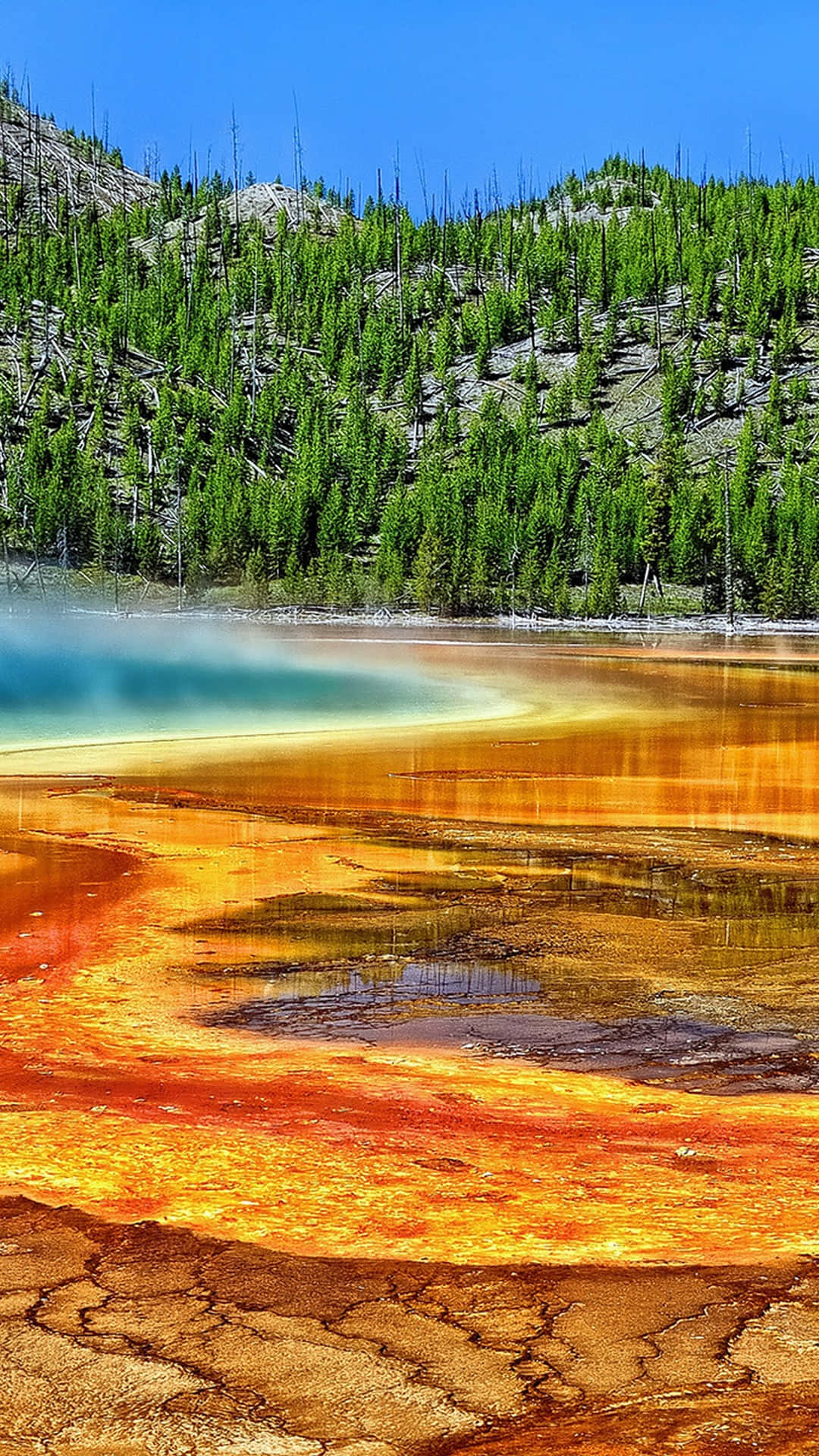 En sø med orange og gule vand i den. Wallpaper