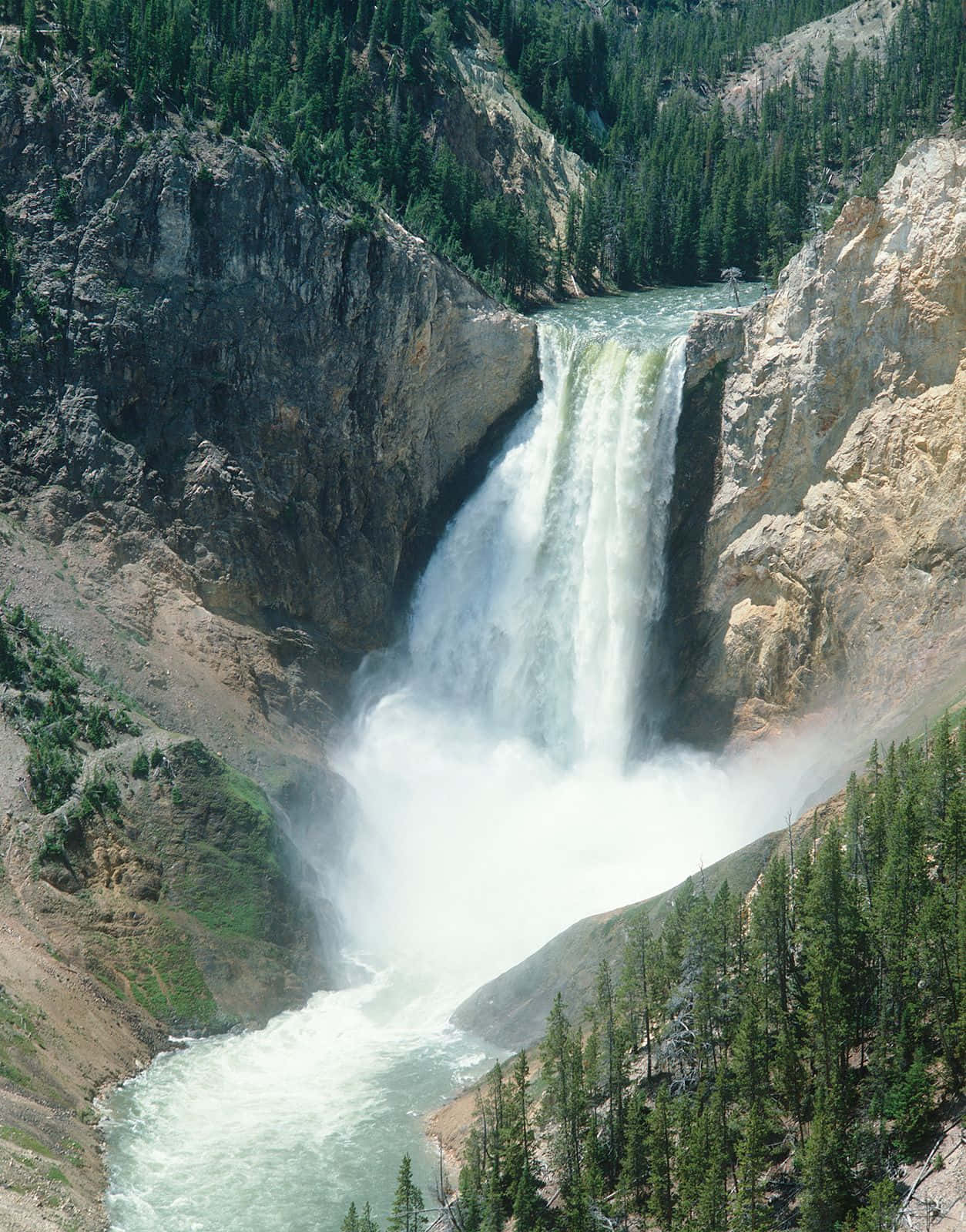 Fondode Pantalla De Las Cataratas Inferiores De Yellowstone.