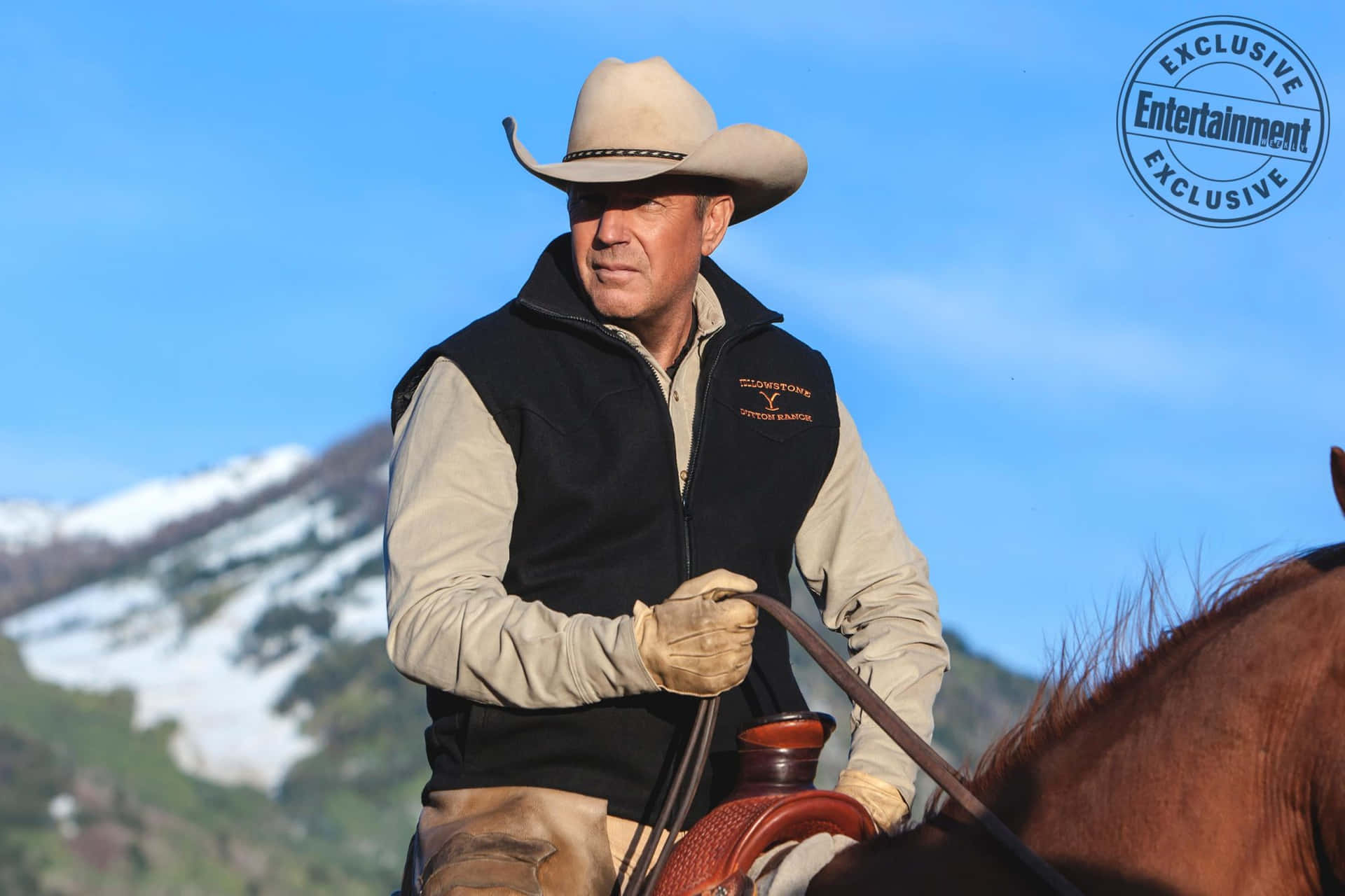 Fondode Pantalla De Yellowstone Con John Dutton Montando A Caballo.