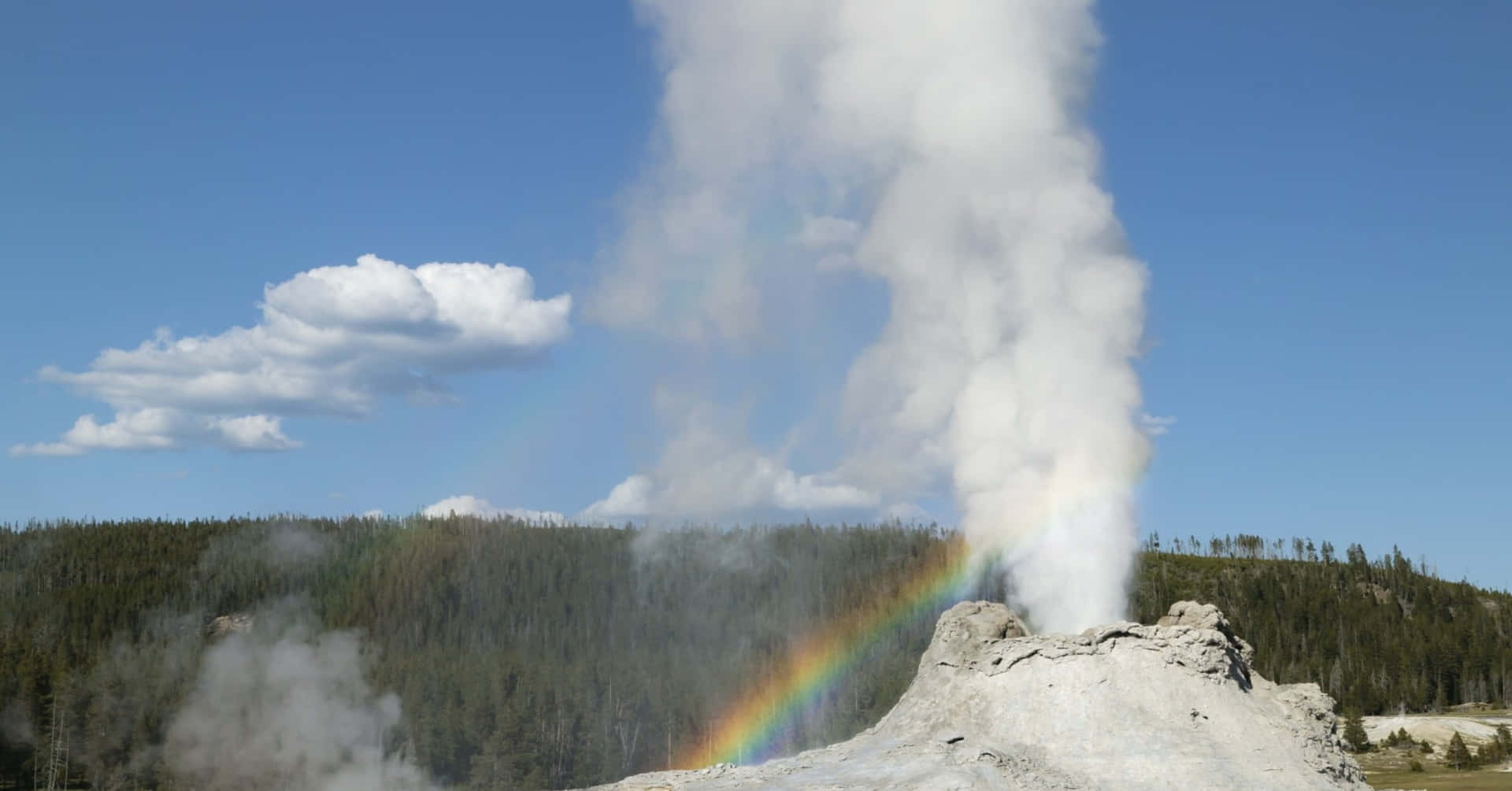 Spectacular eruption of a geyser in Yellowstone National Park Wallpaper