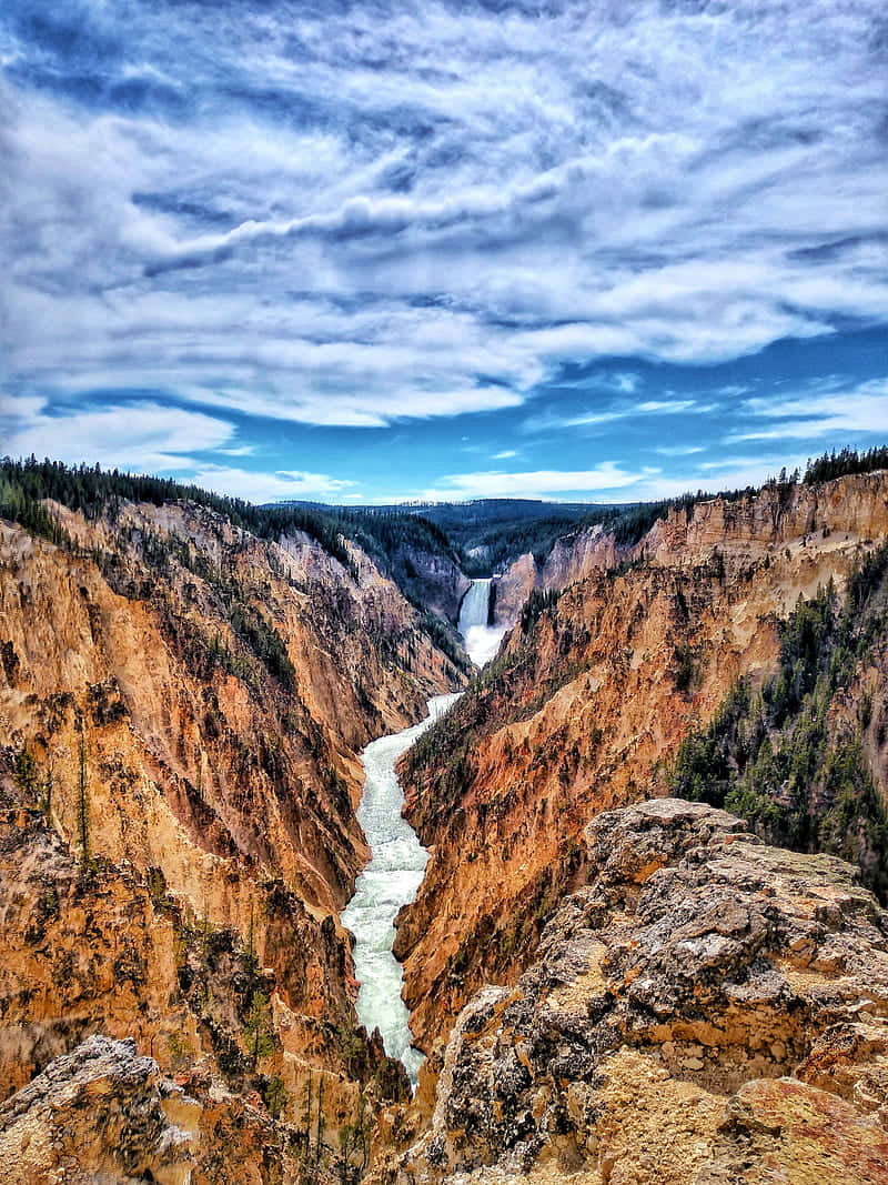En naturskøn udsigt til Yellowstone Nationalpark Wallpaper