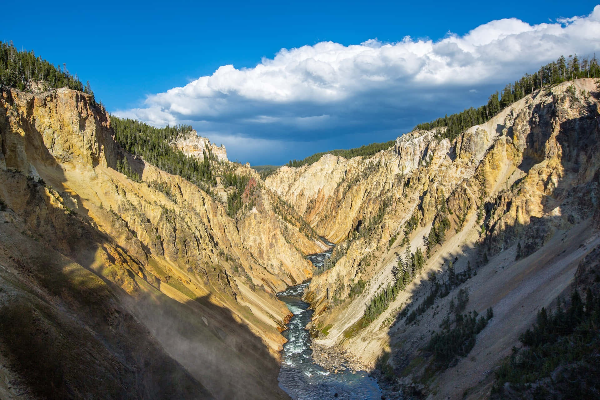 Tag en tur gennem det smukke landskab af Yellowstone National Park Wallpaper