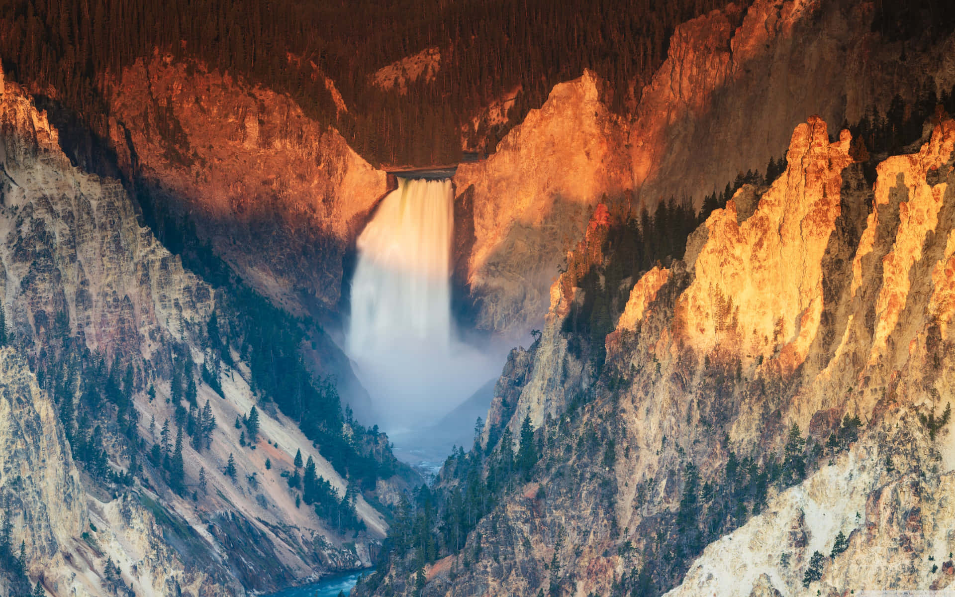 "Experience the Beauty of Yellowstone National Park" Wallpaper