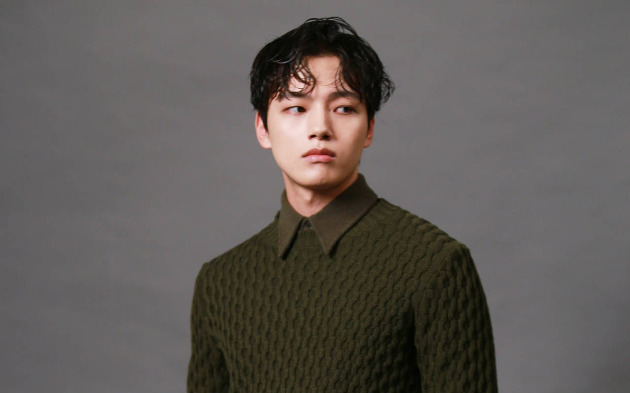Yeo Jin Goo Moss Green Sweater Wallpaper