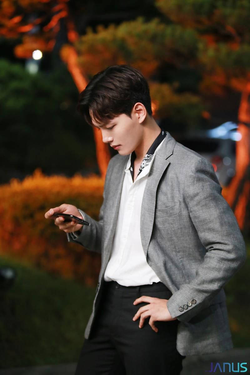 Yeo Jin Goo Con Il Telefono Sfondo