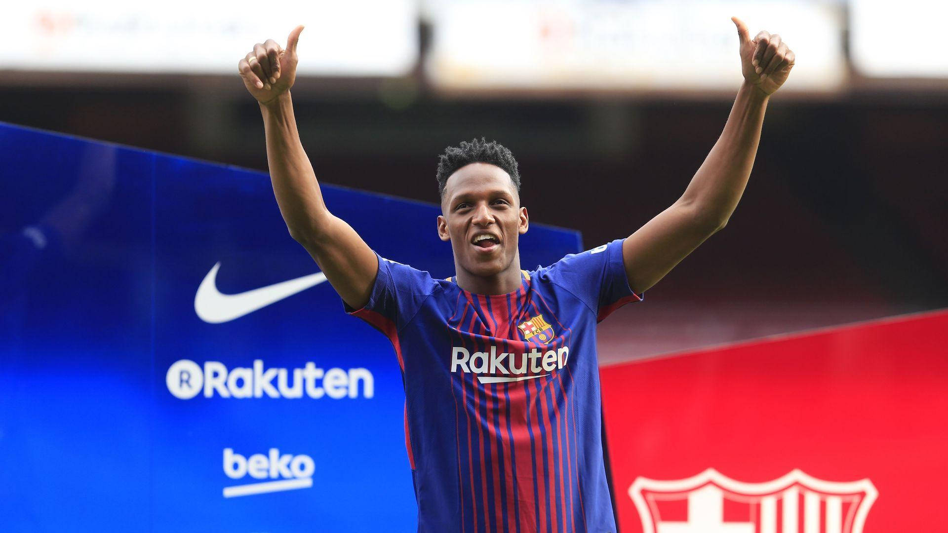 Yerry Mina Giving Two Thumbs Up Wallpaper