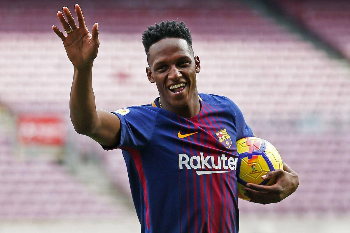 Yerry Mina Waving And Smiling Picture