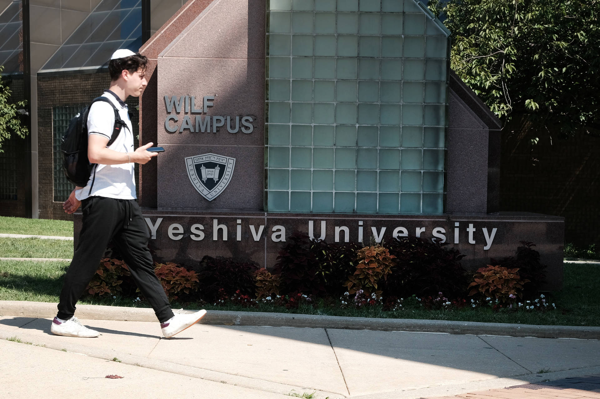 Yeshiva University studerende på Wilf Campus Wallpaper