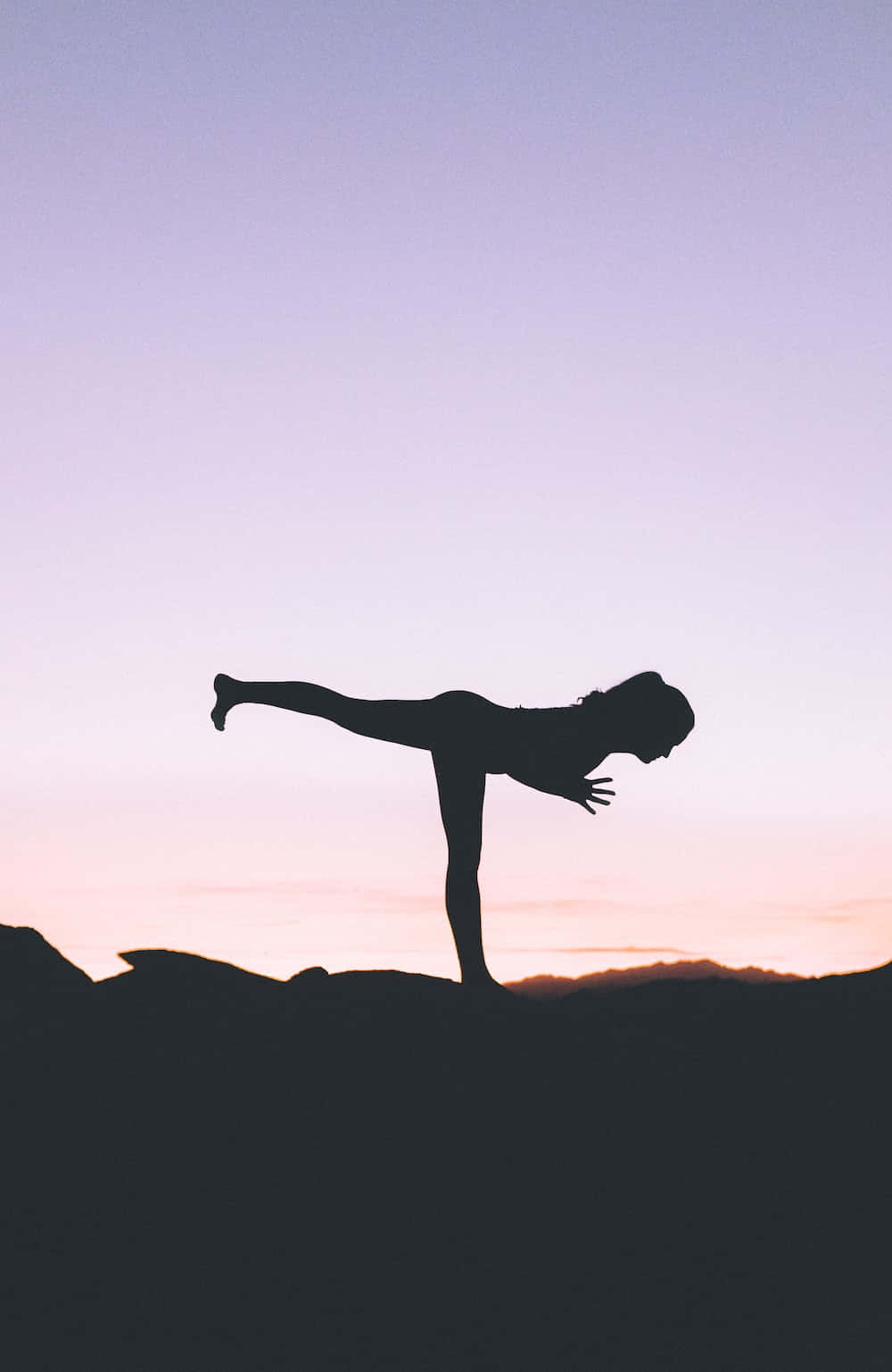 Silhouetteeiner Frau, Die Yoga In Der Wüste Macht.