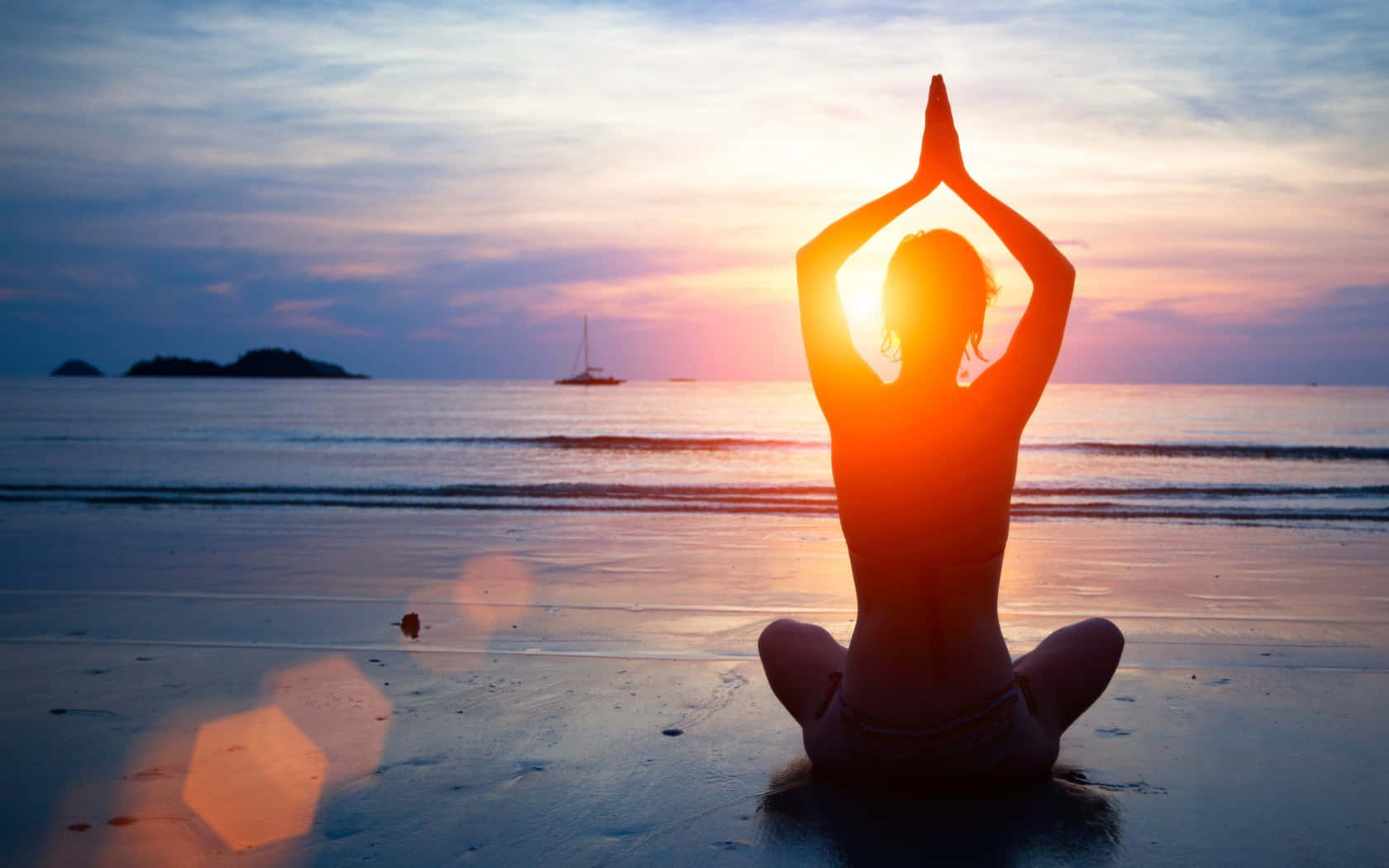 Kvinnasom Utövar Yoga På Stranden Vid Solnedgången