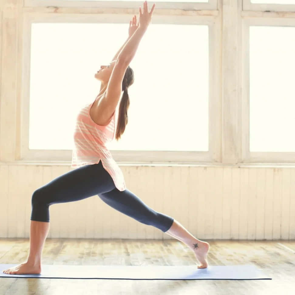 Einefrau Praktiziert Yoga In Einem Leeren Raum.