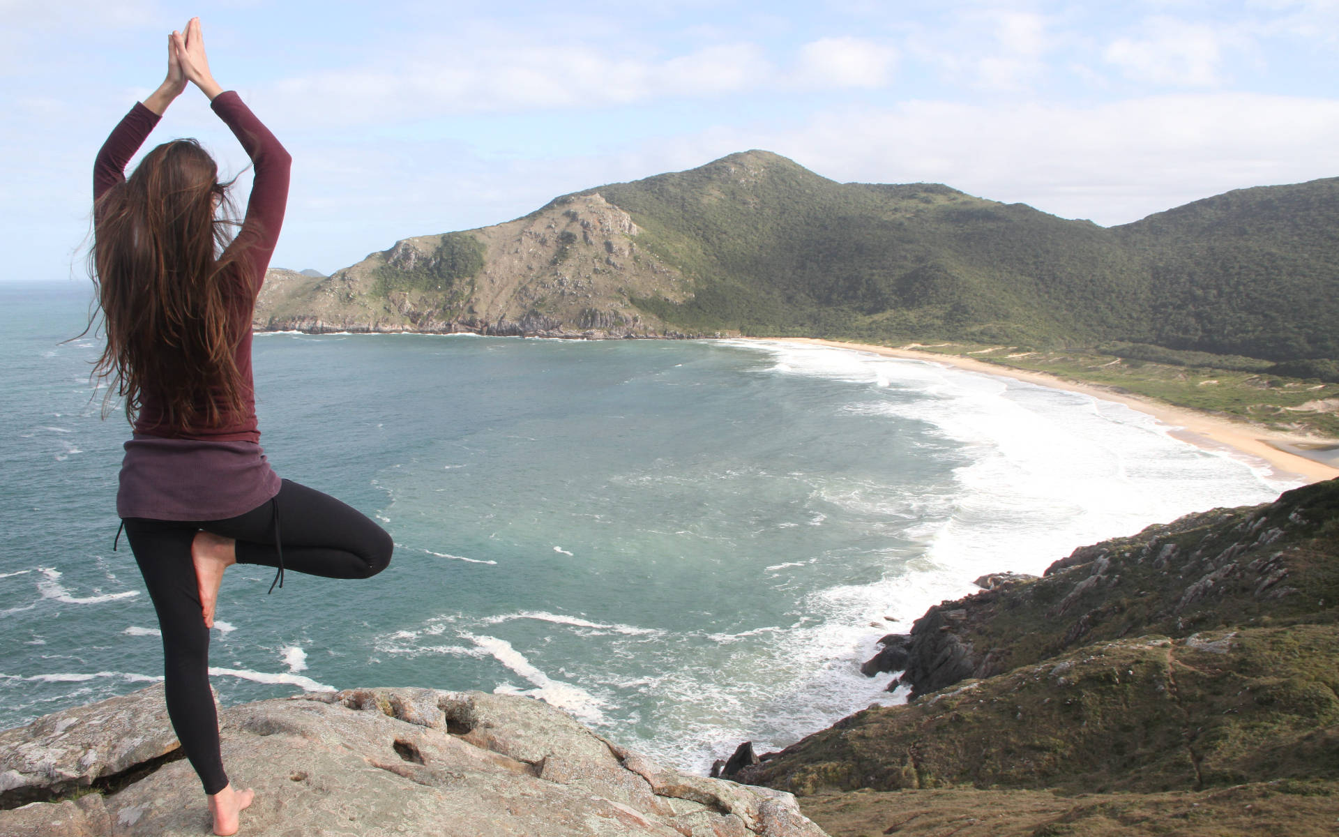 Chicade Yoga Con Vista A La Playa Y A Las Montañas Fondo de pantalla