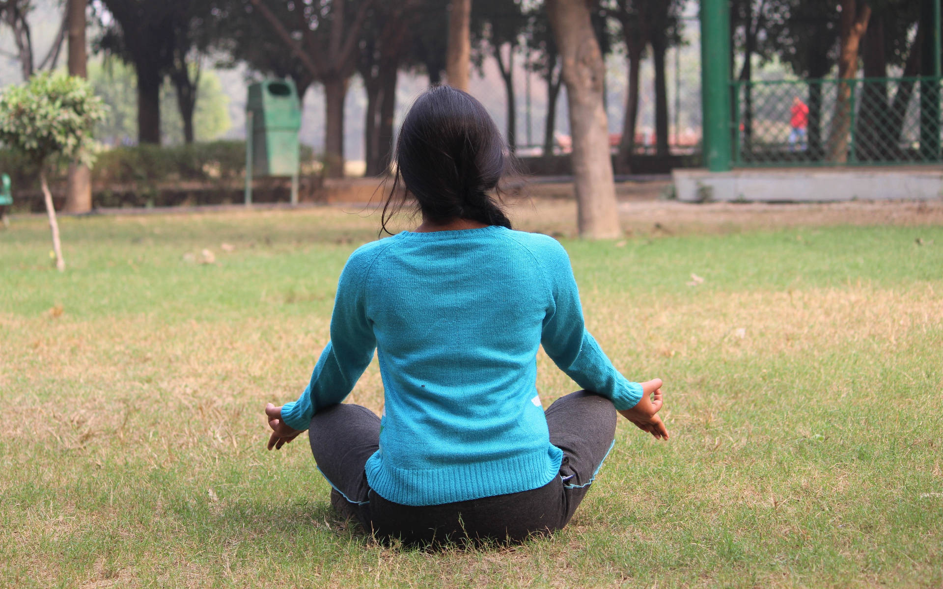 Yoga Meditation i Parken med Vandfaldseffekt Wallpaper