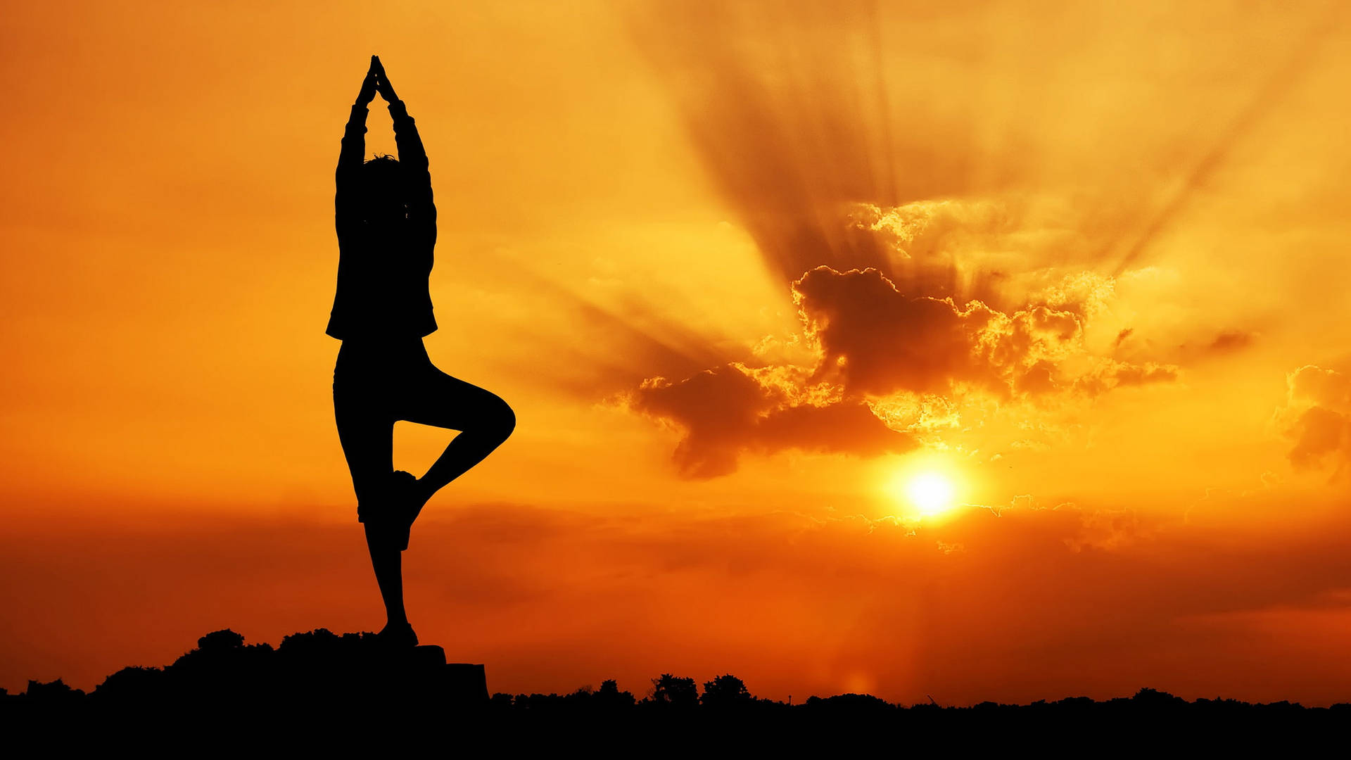 Posturade Yoga Contra El Atardecer Fondo de pantalla