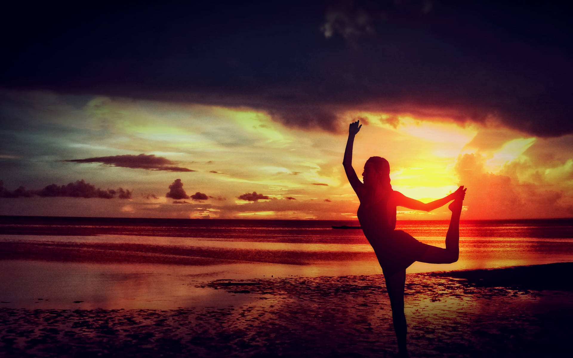 Yogahaltung Mit Sonnenuntergangsansicht Wallpaper