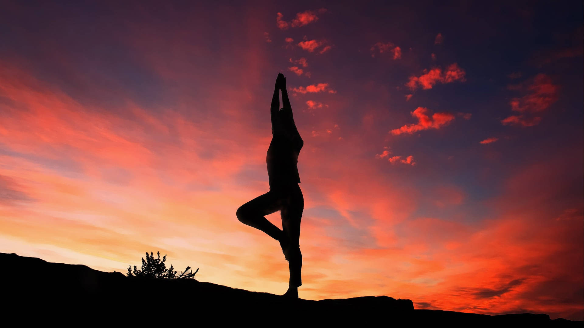 Yoga Holdning Under Solnedgang Himmel Wallpaper