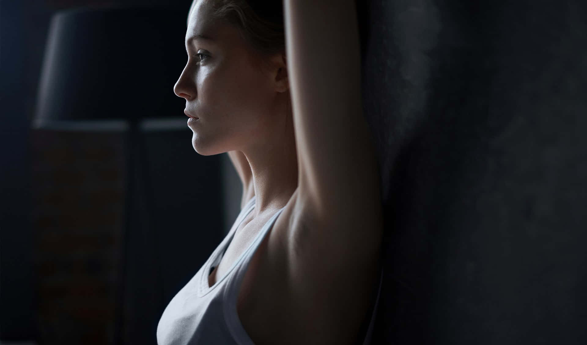 Profilodi Una Donna Di Yoga Con Le Braccia Alzate Sfondo