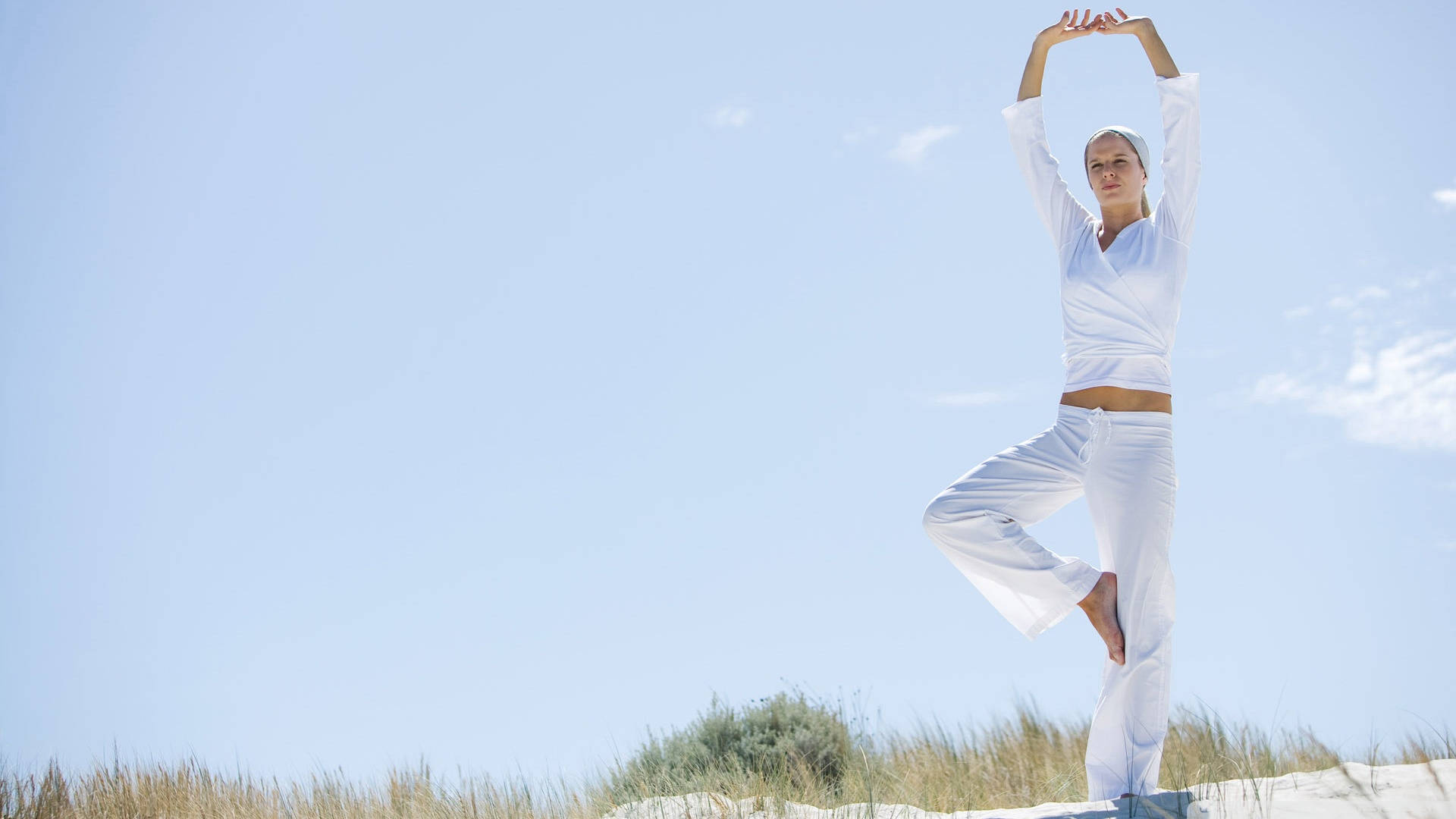 Mujerpracticando Yoga En Posición Baja De Ángulo Fotográfico Fondo de pantalla
