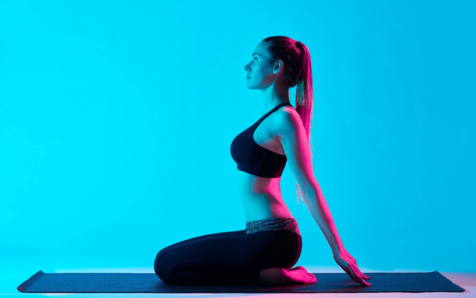 Mujerpracticando Yoga Con Luz Azul. Fondo de pantalla