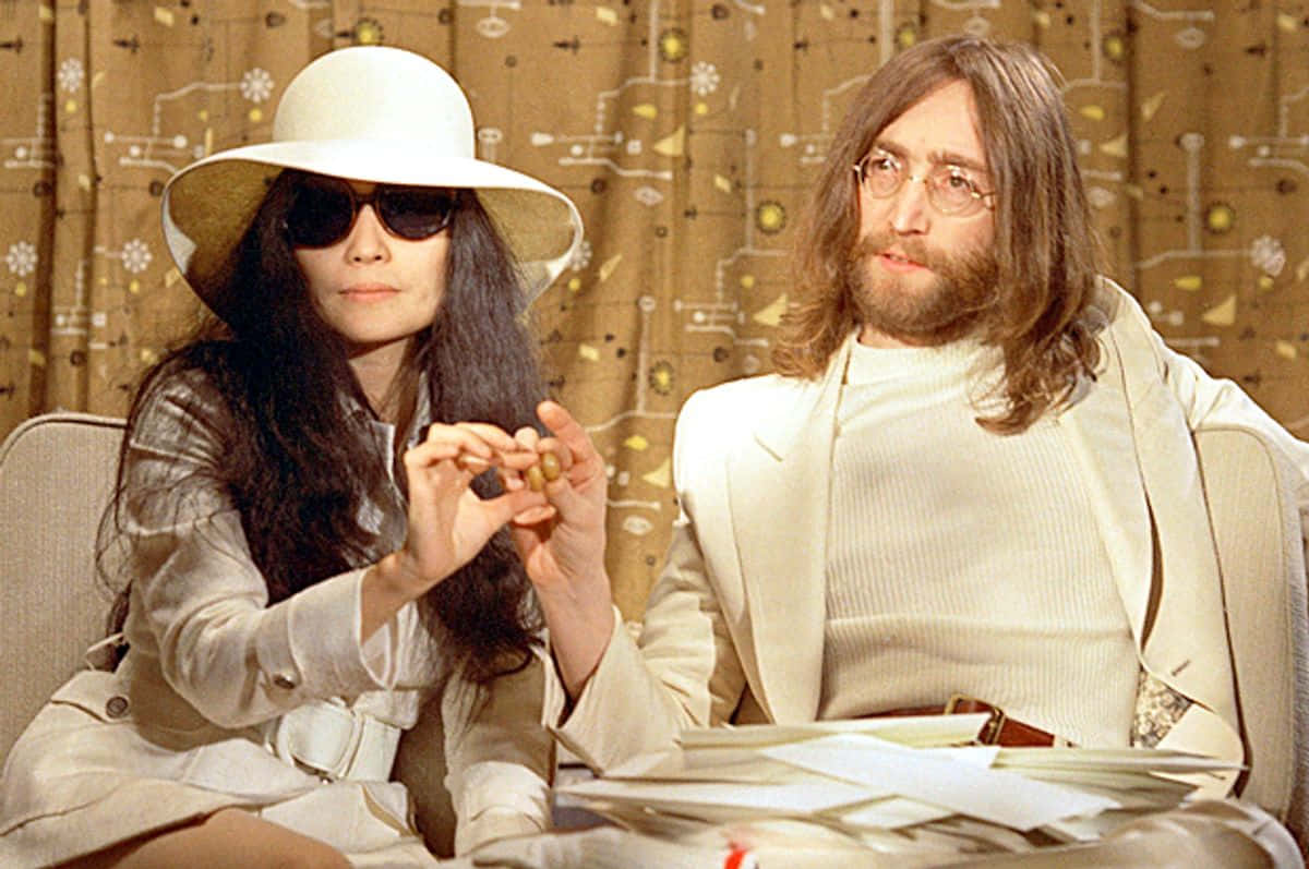 Gestidelle Mani Di Yoko Ono E John Lennon Sfondo