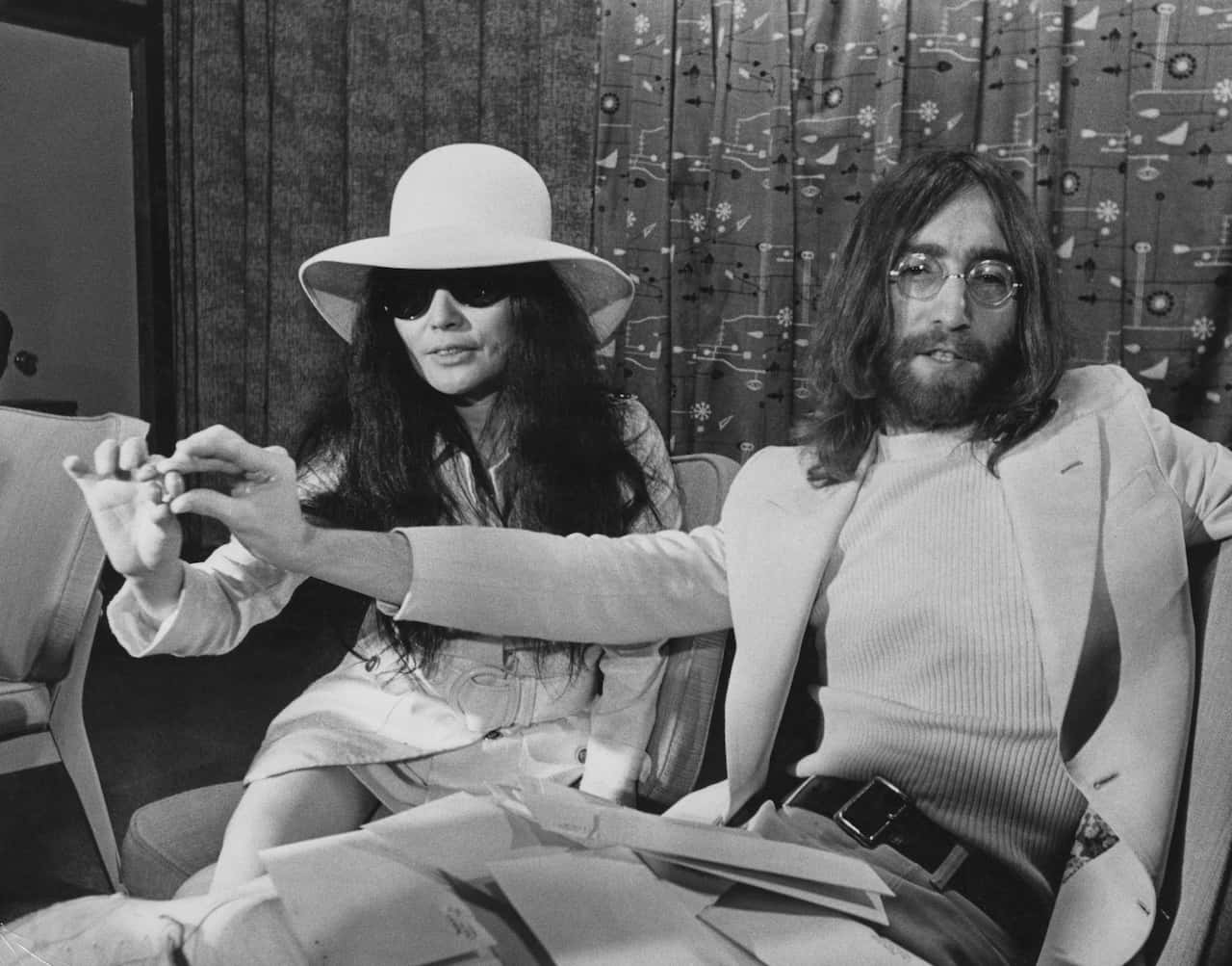 Yoko Ono John Lennon Holding Hands Wallpaper