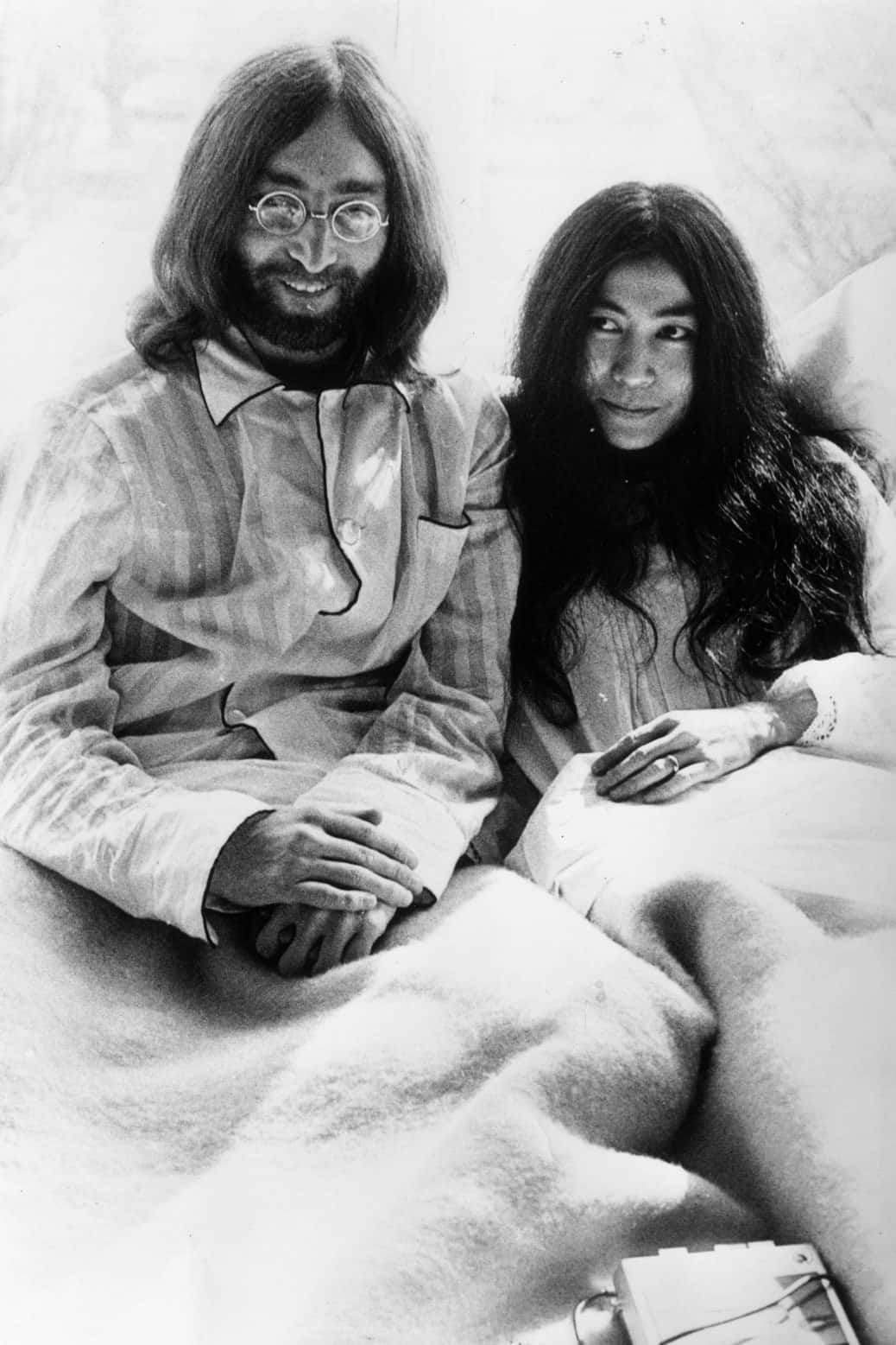 Yoko Ono John Lennon In Bed Wallpaper