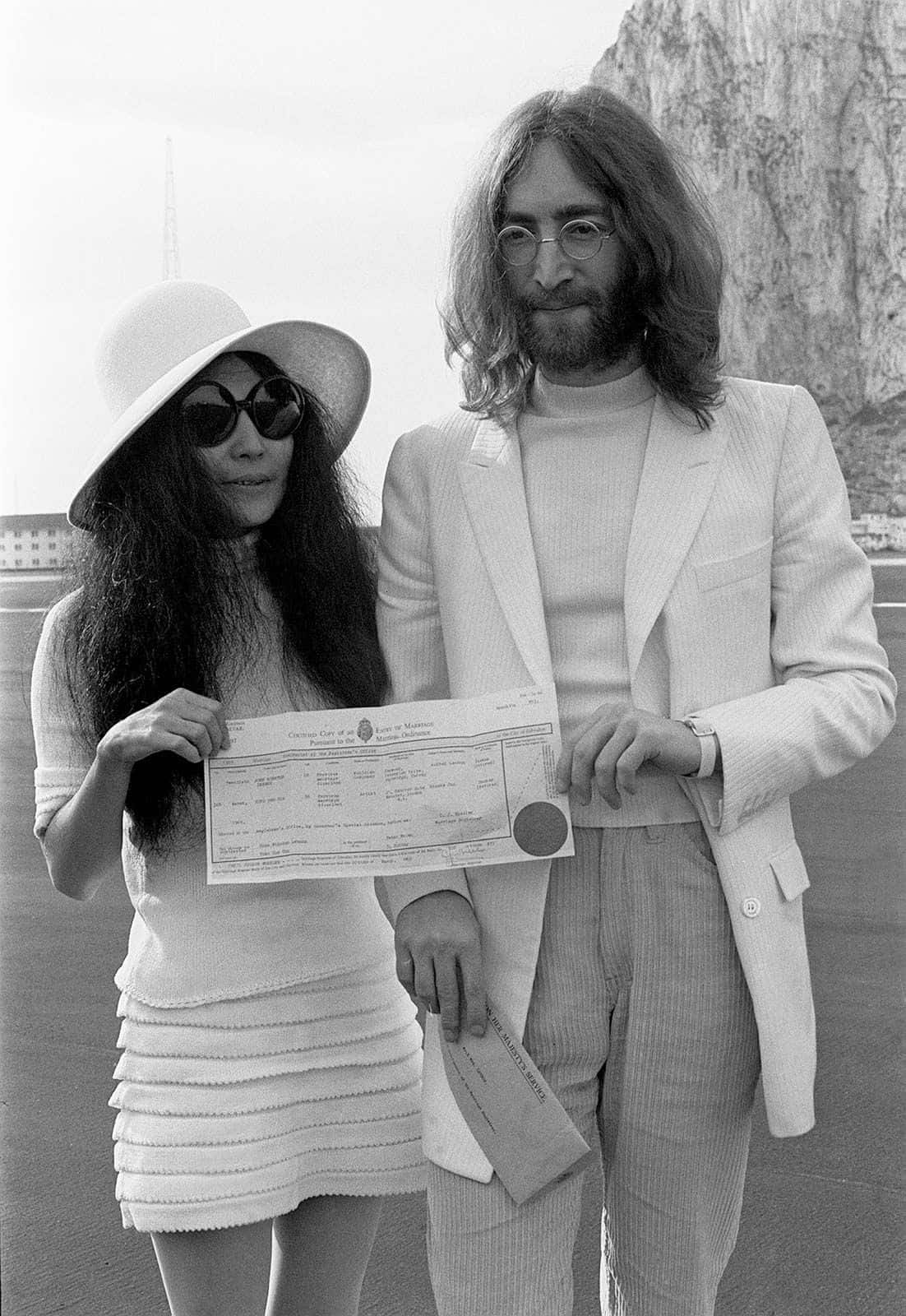 Matrimoniode Yoko Ono Y John Lennon En Gibraltar. Fondo de pantalla