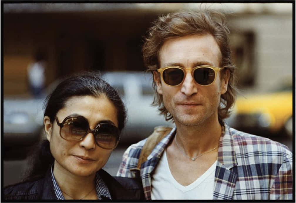 Yokoono Und John Lennon Mit Kurzen Haaren. Wallpaper