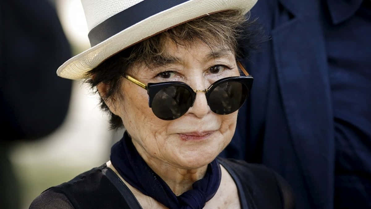 Yoko Ono der stirrer ind i kameraet er en fascinerende vægkunst til din computer. Wallpaper