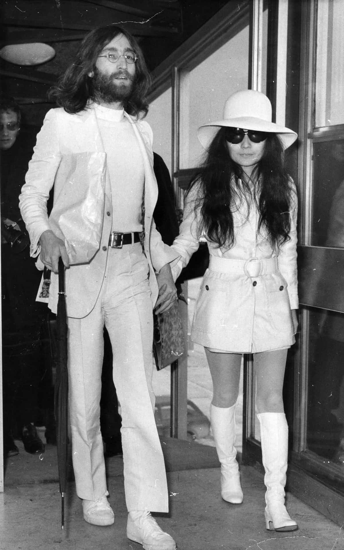 Yoko Ono Walking With John Embracing Nature Wallpaper: Yoko Ono Walking With John Embrace Nature Tapet Wallpaper