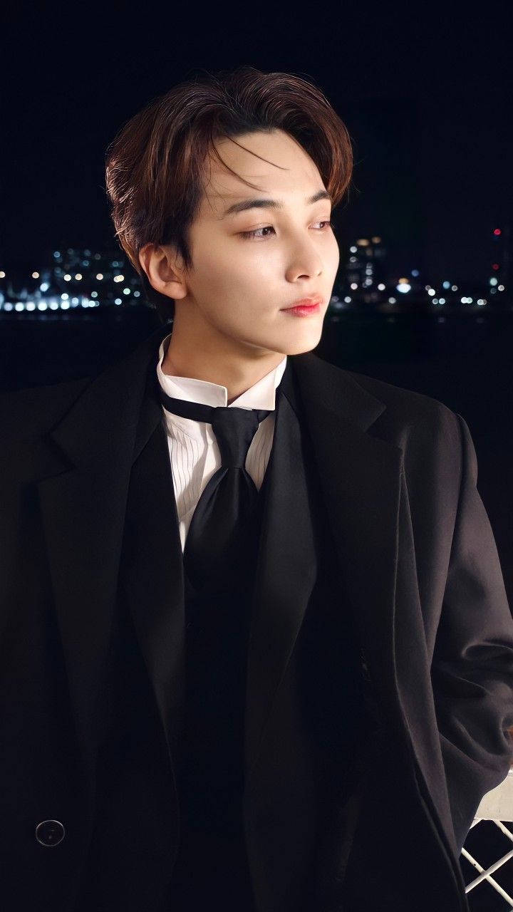 Yoonjeonghan I Kostym - This Would Be A Suitable Caption For A Computer Or Mobile Wallpaper Featuring A Picture Of Yoon Jeonghan In A Suit. Wallpaper