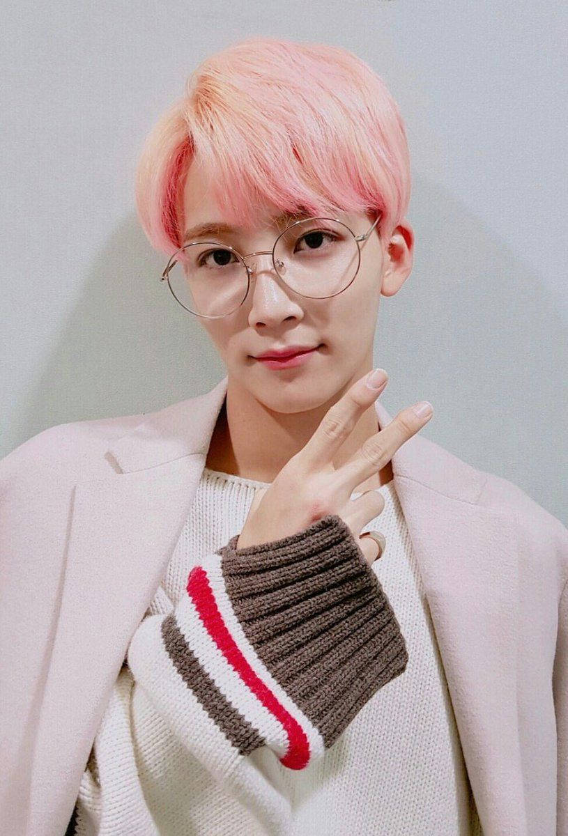 Yoonjeonghan Rosa Hår (for A Possible Wallpaper Design With An Image Of Yoon Jeonghan With Pink Hair) Wallpaper