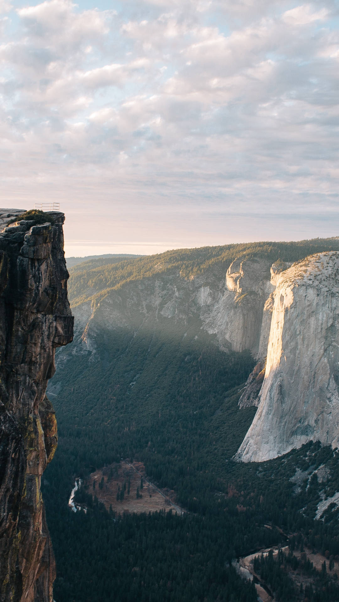 Njutav Skönheten I Yosemite På Din Iphone. Wallpaper