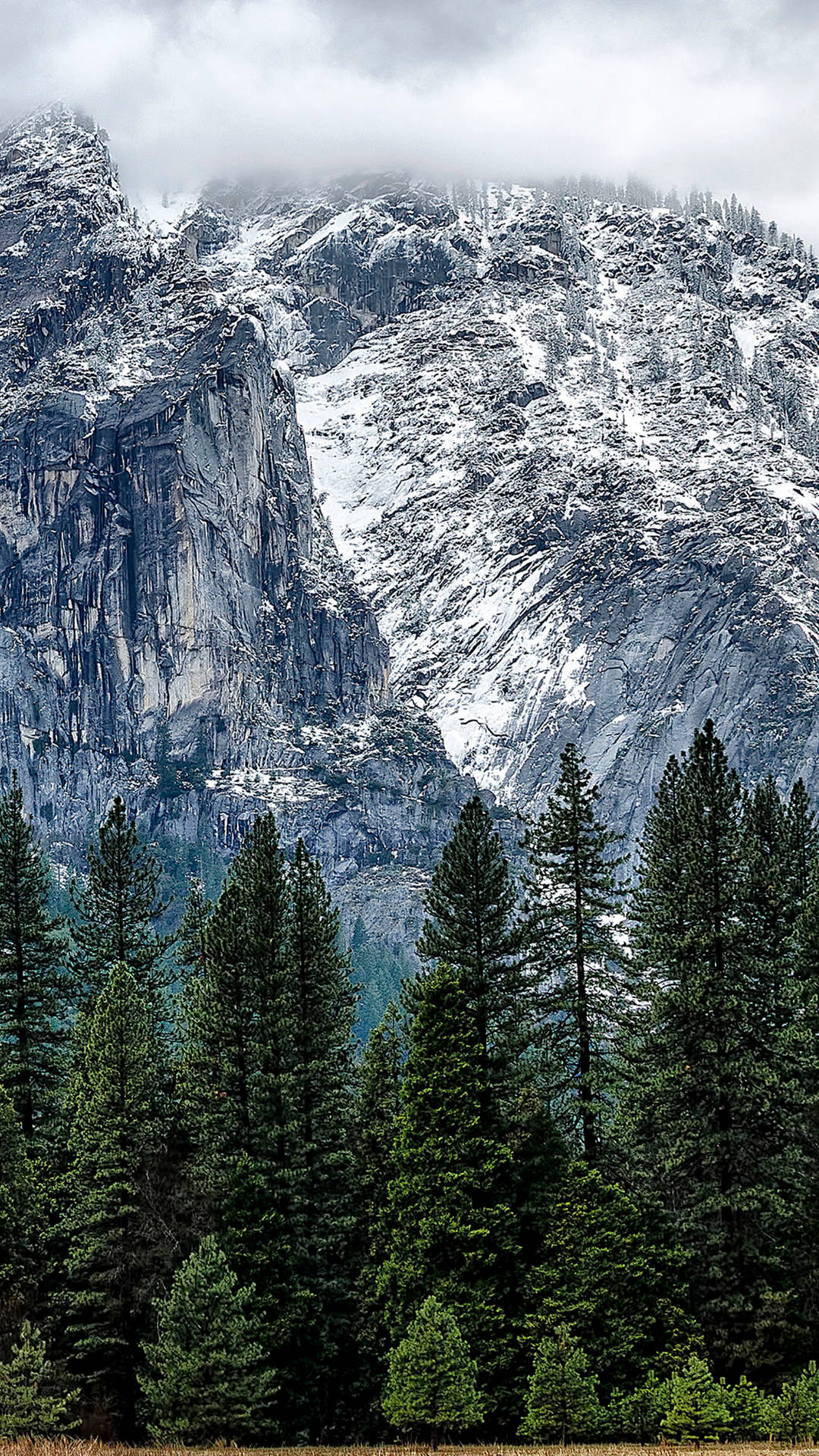 Nubesen Las Montañas De Yosemite En El Iphone. Fondo de pantalla