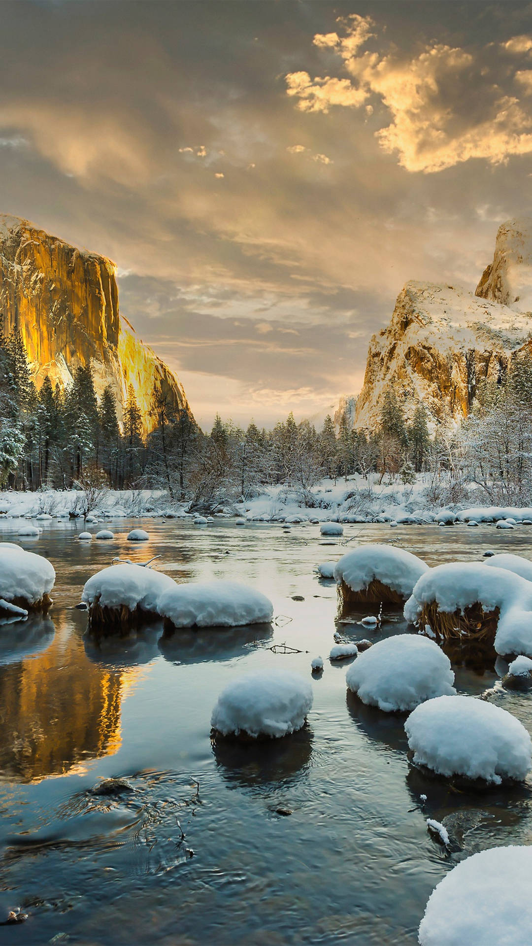 Ennaturskön Vy Över Yosemite Valley I Kalifornien, Sedd Från En Iphone. Wallpaper