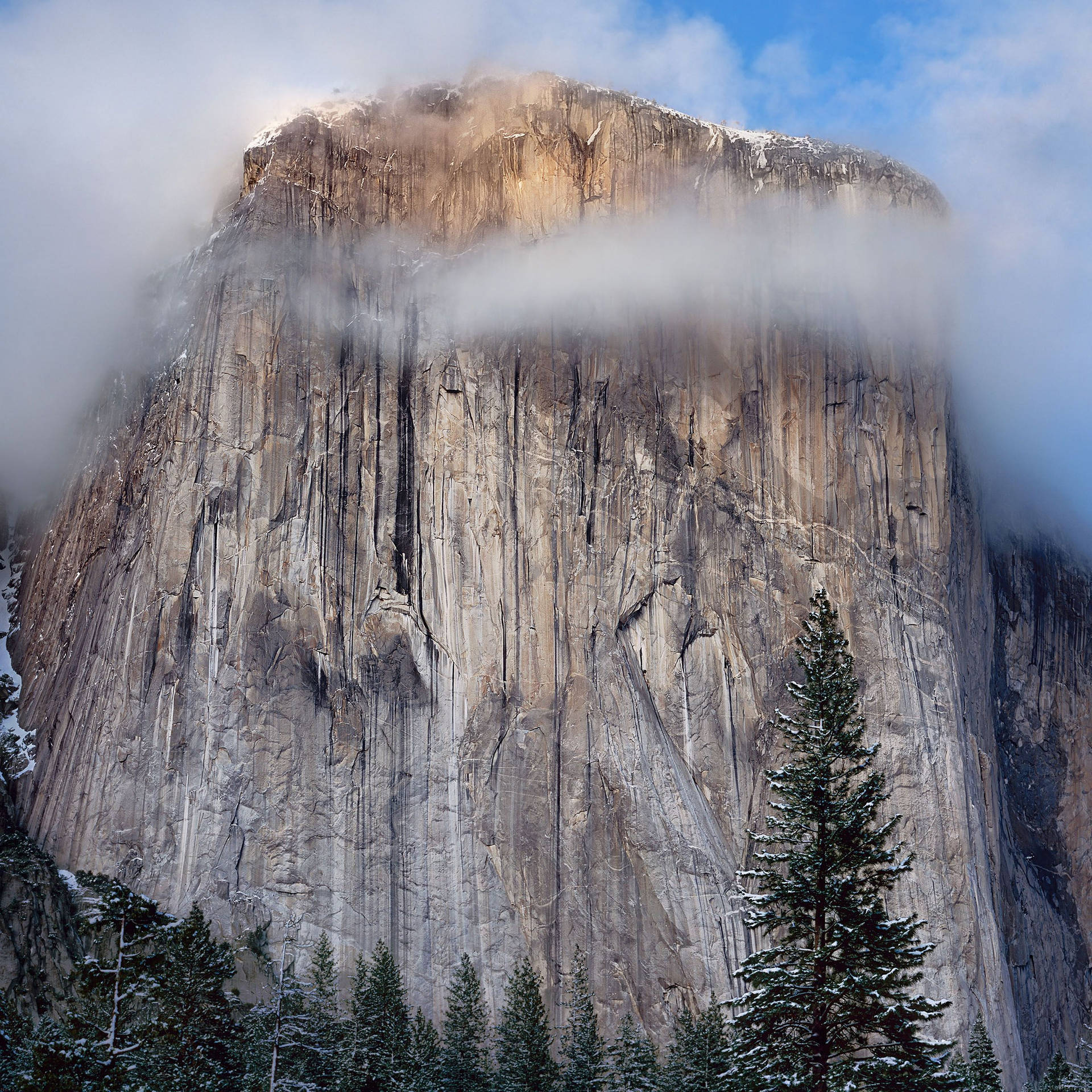 Nubesenvolviendo La Montaña En Yosemite Iphone. Fondo de pantalla