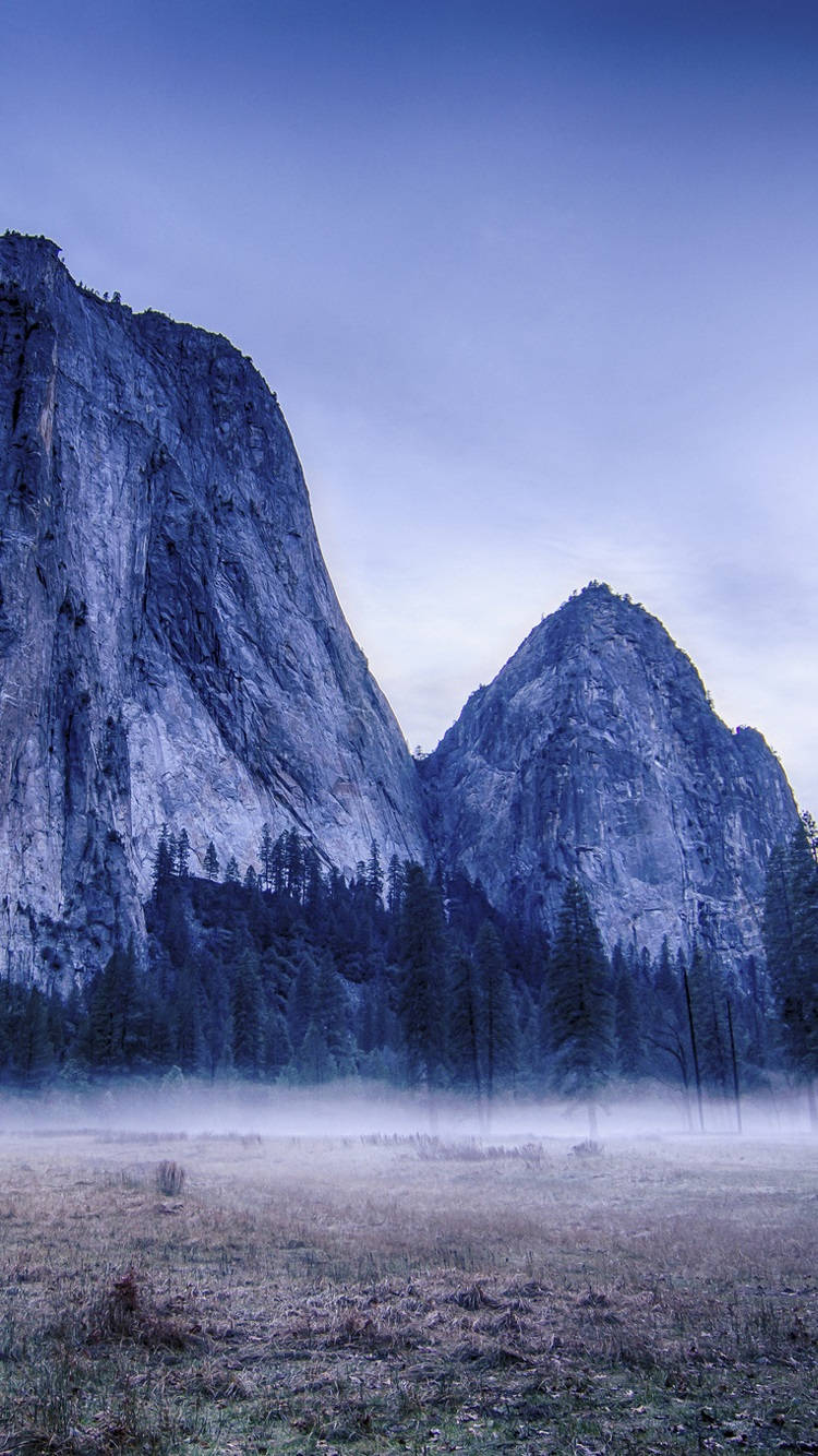 Tag ind i skønheden af Yosemite National Park på din iPhone. Wallpaper