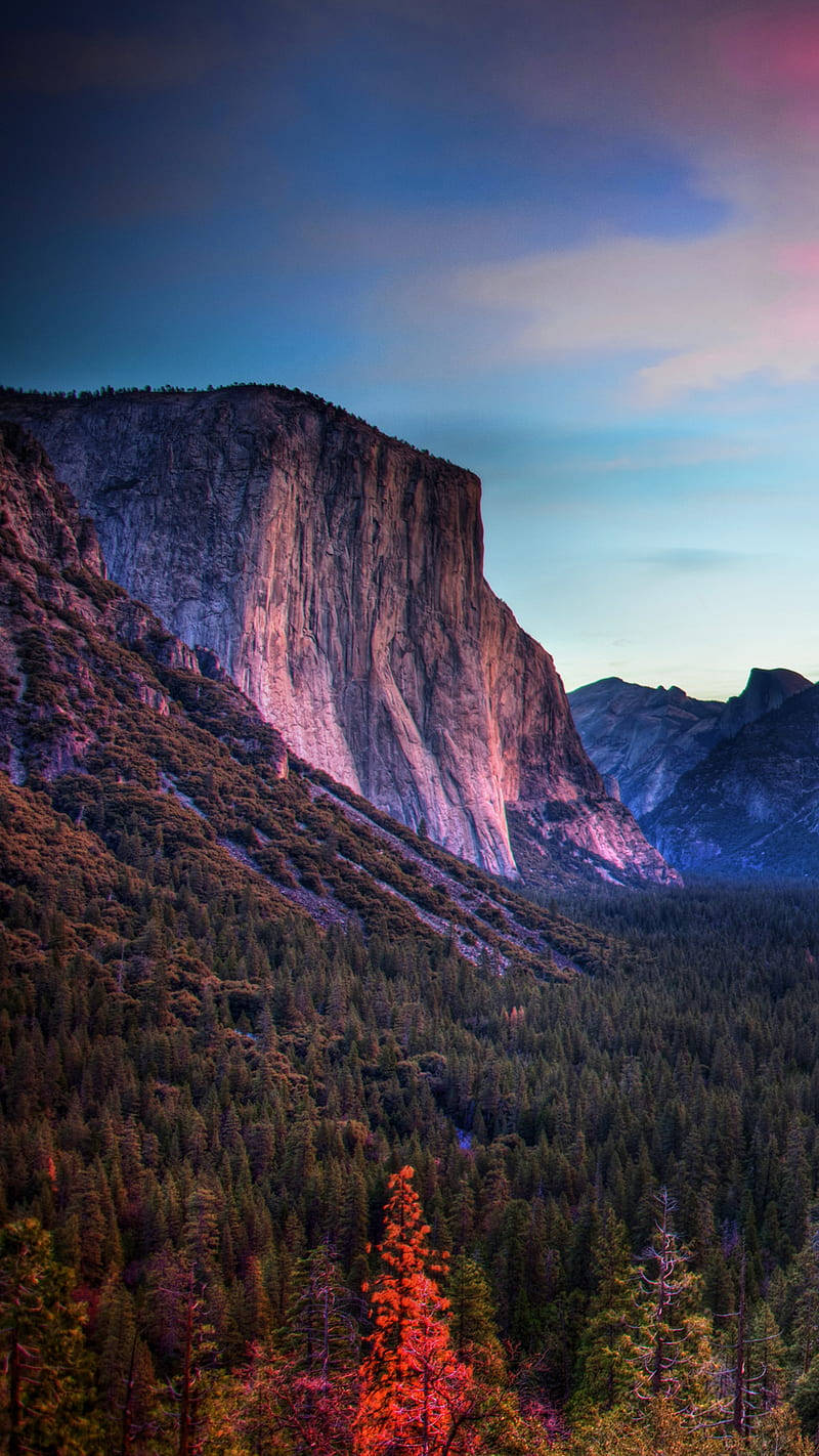 Yosemite Iphone Bakgrund: En naturlig skønhed med enorm dybde. Wallpaper