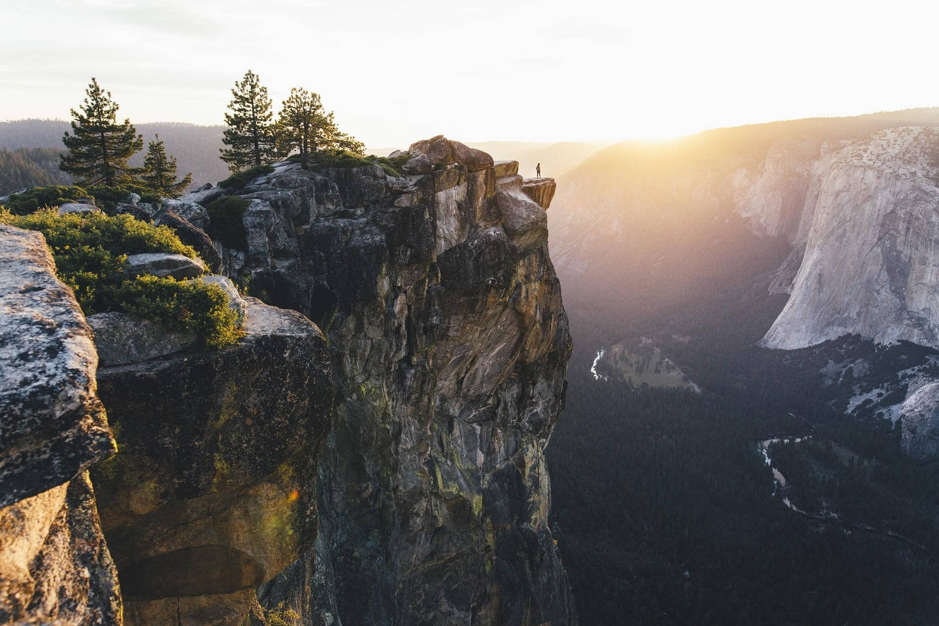 Yosemite National Park Brave Tapet: Tag dig en virtuel tur gennem Yosemite National Park med dette fantastiske tapet. Wallpaper