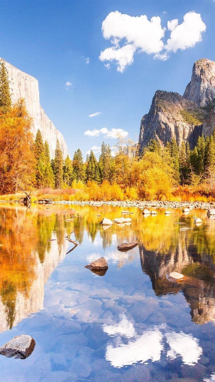 Den Yosemite National Park skyer bidrager billedet. Wallpaper