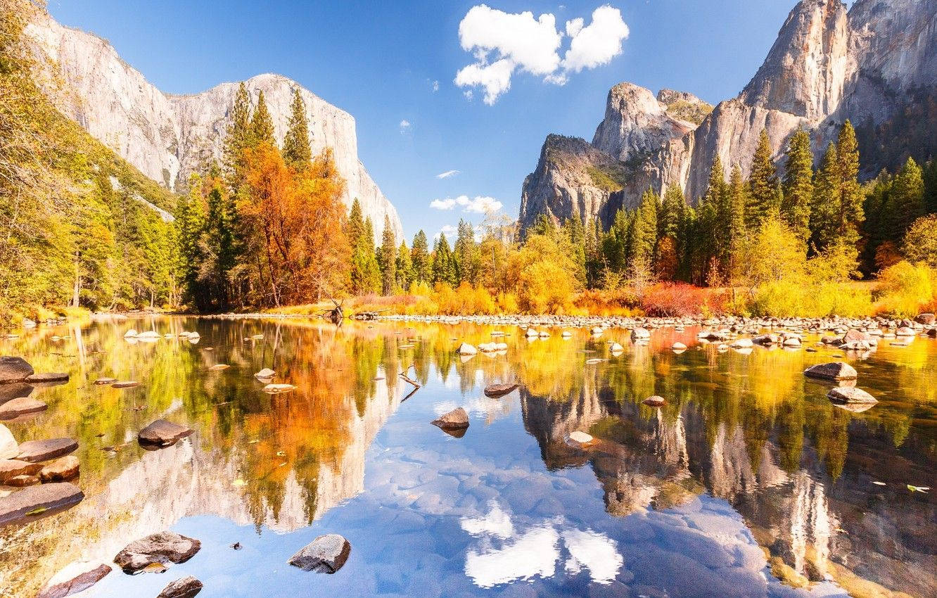 Cristalinaclaridad Del Parque Nacional De Yosemite. Fondo de pantalla